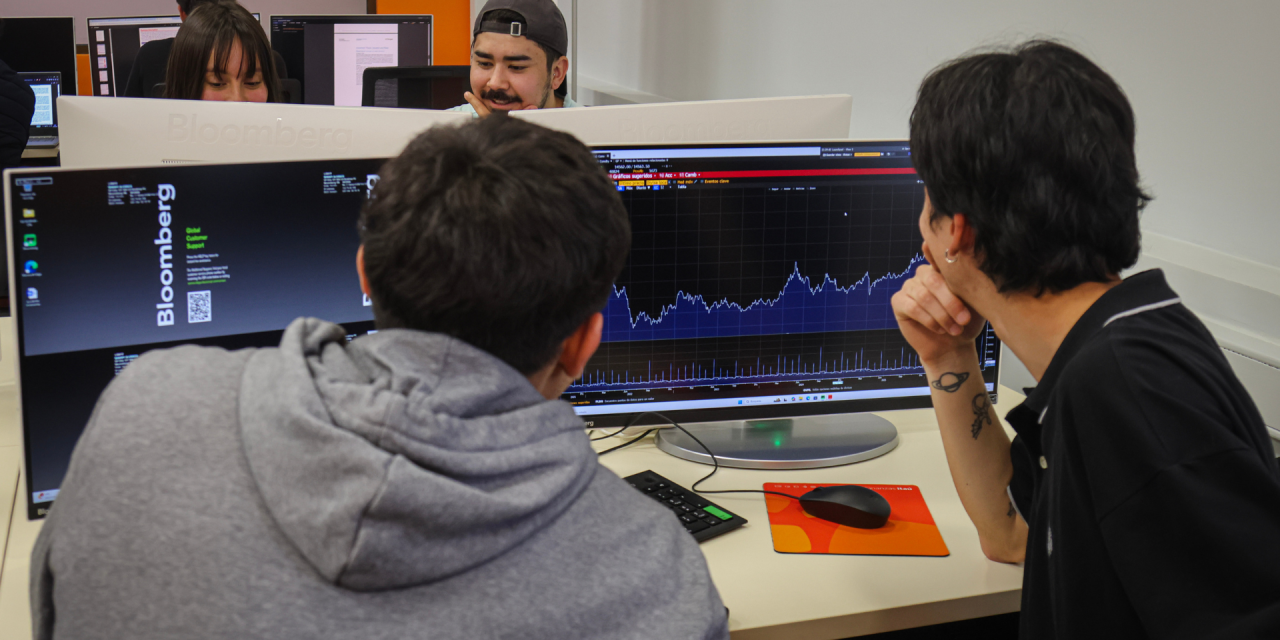 Estudiantes de Ingeniería Estadística UdeC trabajan con datos financieros en tiempo real en el Laboratorio de Finanzas Itaú